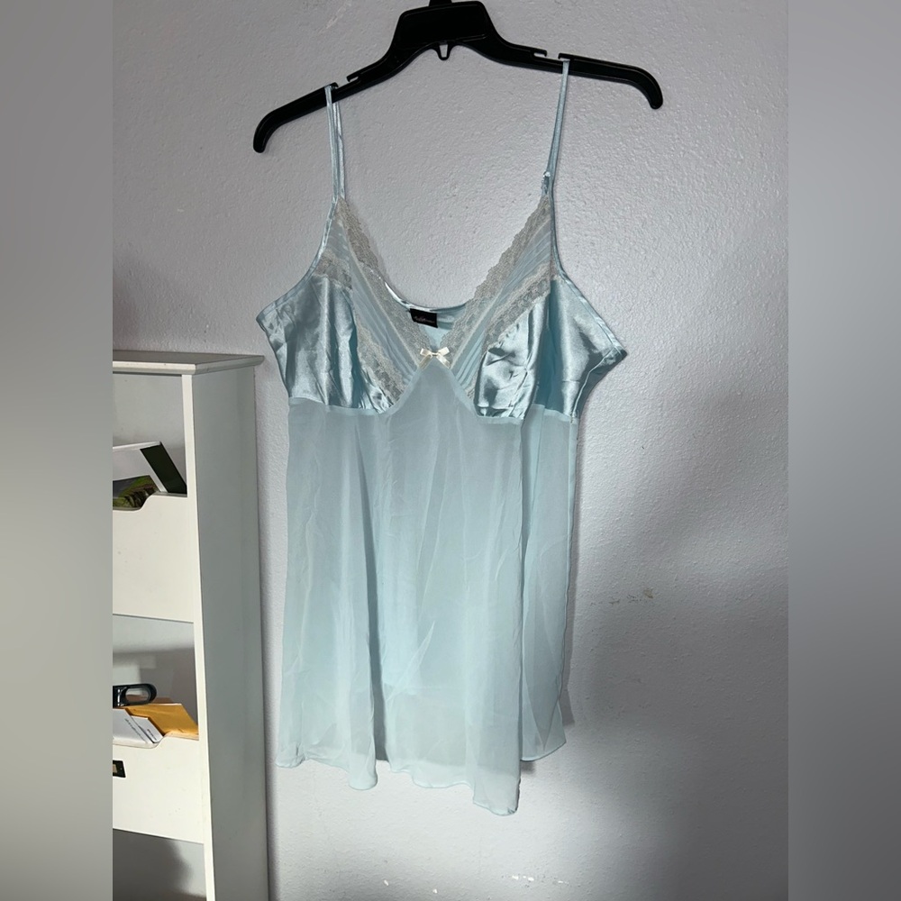 Secret treasures Light Blue and white sleek Lacey slip